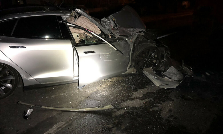 Ночью в Корабельном водитель Tesla влетел в пожарный автомобиль | Корабелов.ИНФО image 2