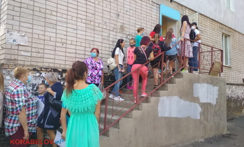 "Сумасшедшие" очереди: в Корабельном школьники сдают тесты на коронавирус | Корабелов.ИНФО image 1