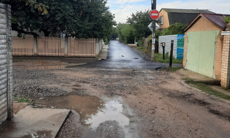 "В центре города плиткой по второму кругу все укладывают, а в Широкой Балке - ямы выше колена", - николаевцы | Корабелов.ИНФО image 2