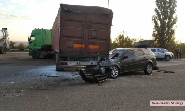 Под Николаевом «Шевроле» врезался в полуприцеп фуры - трое пострадавших | Корабелов.ИНФО