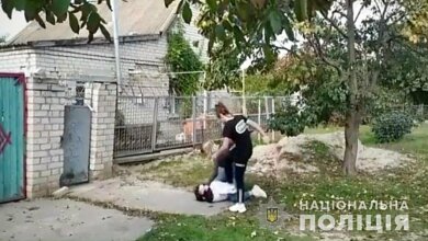 На Херсонщине школьницы под видеозапись друзей систематически избивали 12-летнюю девочку | Корабелов.ИНФО