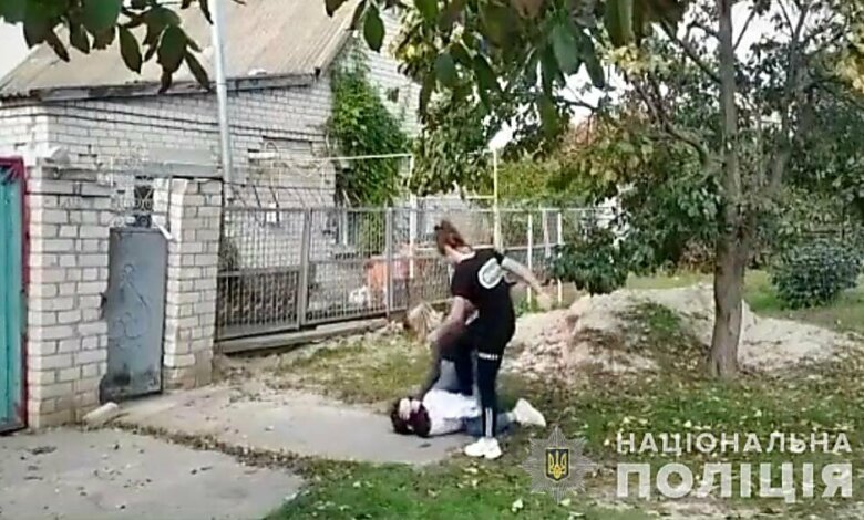 На Херсонщине школьницы под видеозапись друзей систематически избивали 12-летнюю девочку | Корабелов.ИНФО