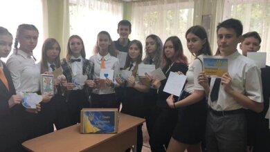 Гімназісти Корабельного району до Дня захисника України написали листи воїнам та зробили для них обереги | Корабелов.ИНФО image 5