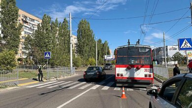 Откуда появился пешеход под троллейбусом? Видео загадочного ДТП в Николаеве (обновлено) | Корабелов.ИНФО