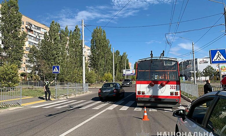 Откуда появился пешеход под троллейбусом? Видео загадочного ДТП в Николаеве (обновлено) | Корабелов.ИНФО