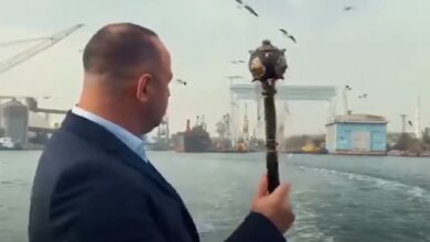 "Чайка, уходи!", — "слуга народа" прогнал птиц из акватории Николаева президентской булавой | Корабелов.ИНФО