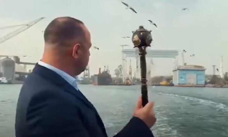 "Чайка, уходи!", — "слуга народа" прогнал птиц из акватории Николаева президентской булавой | Корабелов.ИНФО