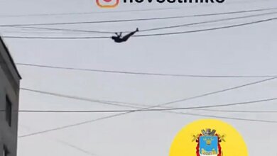 Мужчина в Николаеве по проводам перелез с крыши одного дома на соседний (Видео) | Корабелов.ИНФО