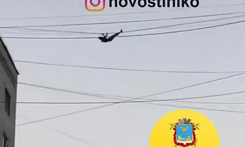 Мужчина в Николаеве по проводам перелез с крыши одного дома на соседний (Видео) | Корабелов.ИНФО