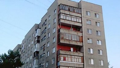 С "многоэтажки" в Николаеве в женщину с ребенком бросили бутылку: у пострадавшей - травма головы | Корабелов.ИНФО