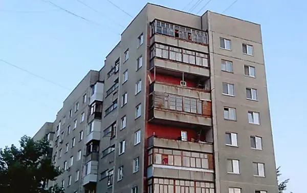 С "многоэтажки" в Николаеве в женщину с ребенком бросили бутылку: у пострадавшей - травма головы | Корабелов.ИНФО