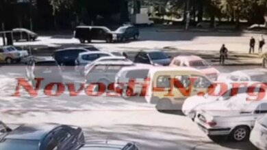 Пешеходов только чудом не сбили: на проспекте Богоявленском столкнулись «Форд» и «Киа» (Видео) | Корабелов.ИНФО