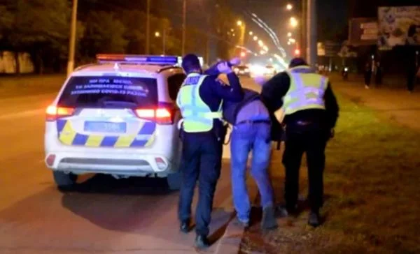 Пьяного «адвоката» задержали в Николаеве при попытке защитить своего пьяного водителя (Видео) | Корабелов.ИНФО