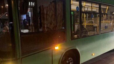 Пьяный мужчина разбил окно автобуса в Николаеве | Корабелов.ИНФО