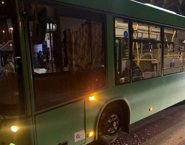 Пьяный мужчина разбил окно автобуса в Николаеве | Корабелов.ИНФО