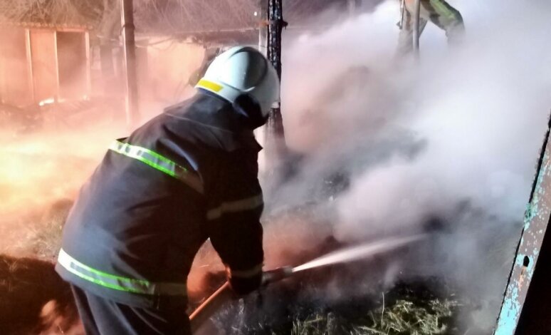 Пожарные более 2-х часов тушили сеновал в Витовском районе | Корабелов.ИНФО