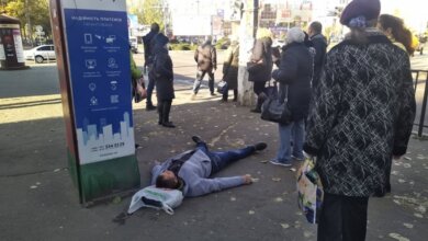 В Николаеве на проспекте человек упал без сознания: очевидцы утверждают, что «скорая» ехала полчаса | Корабелов.ИНФО