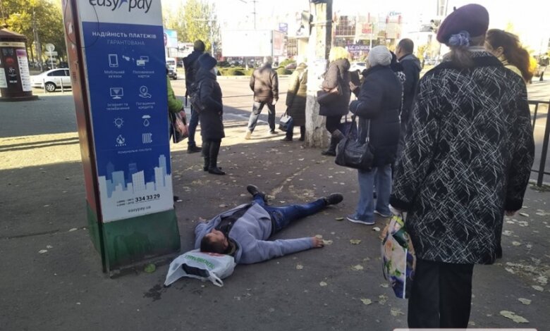 В Николаеве на проспекте человек упал без сознания: очевидцы утверждают, что «скорая» ехала полчаса | Корабелов.ИНФО