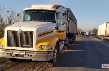 В Витовском районе из-за выехавшей на «встречку» фуры столкнулись четыре автомобиля | Корабелов.ИНФО image 1