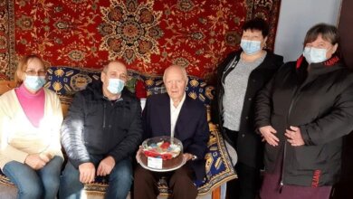 Житель Корабельного района отметил 100 лет: ему вручили подарки и благодарственное письмо | Корабелов.ИНФО