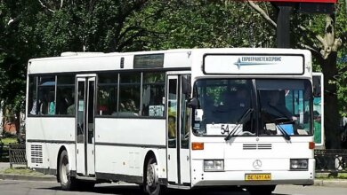 В Николаеве пассажиры разбили стекло в автобусе, водитель которого отказался брать стоячих | Корабелов.ИНФО