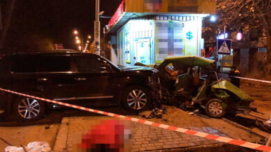 "Пьяное" ДТП на проспекте Богоявленском: джип протаранил ВАЗ, автомобили вылетели на остановку, водитель погиб | Корабелов.ИНФО image 4