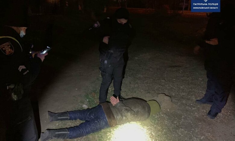 Патрульные Андрей и Дарья в Николаеве задержали вооруженного разбойника | Корабелов.ИНФО