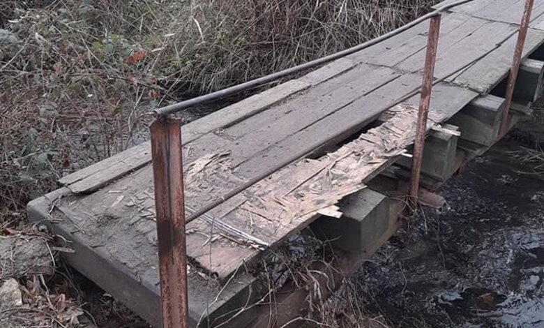 "Пока кто-нибудь не провалится": где-то в Корабельном плитку перекладывают, а где-то мостик починить не могут | Корабелов.ИНФО image 3