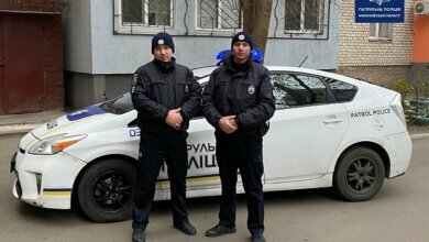 Николаевские патрульные отговорили пенсионерку, которая хотела выпрыгнуть из окна | Корабелов.ИНФО