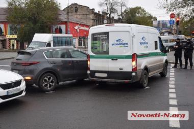 В Николаеве инкассаторский автомобиль попал в ДТП | Корабелов.ИНФО image 3