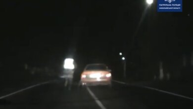 Николаевский полицейский бегом догнал уходящий от погони автомобиль (видео) | Корабелов.ИНФО