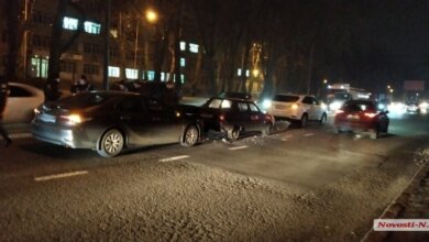 На пр. Богоявленском тройное ДТП - столкнулись «Тойота», «Лексус» и «Славута» | Корабелов.ИНФО