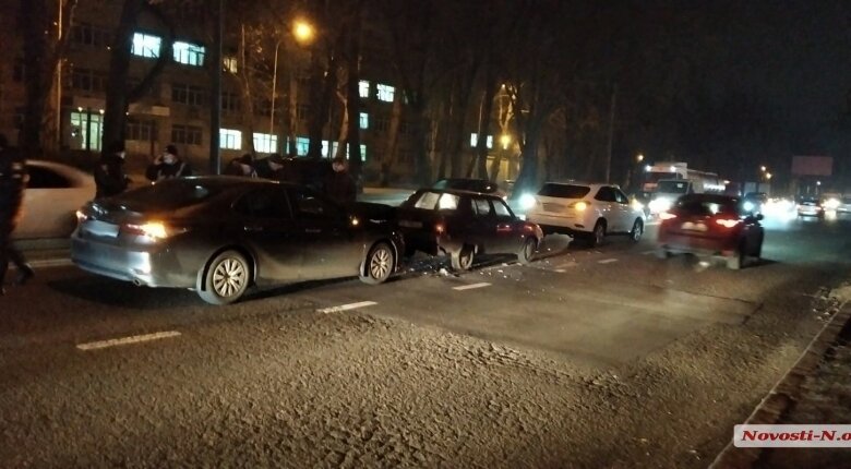 На пр. Богоявленском тройное ДТП - столкнулись «Тойота», «Лексус» и «Славута» | Корабелов.ИНФО