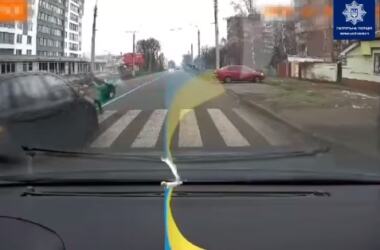 В Черкассах водитель сбил ребенка на пешеходном переходе. ВИДЕО 18+ | Корабелов.ИНФО