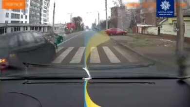 В Черкассах водитель сбил ребенка на пешеходном переходе. ВИДЕО 18+ | Корабелов.ИНФО