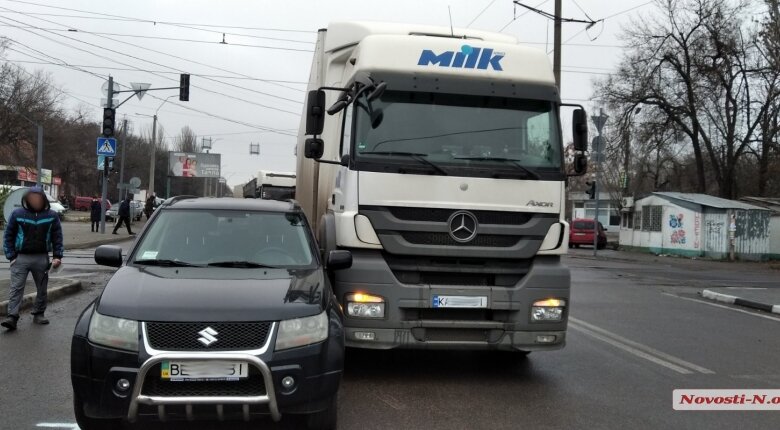 На перекрестке Богоявленском «притерлись» фура и «Сузуки» | Корабелов.ИНФО