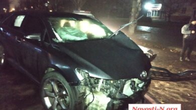 Ночью в Николаеве «Тойота» врезалась в столб - двое пострадавших, водитель "сбежал" | Корабелов.ИНФО image 1