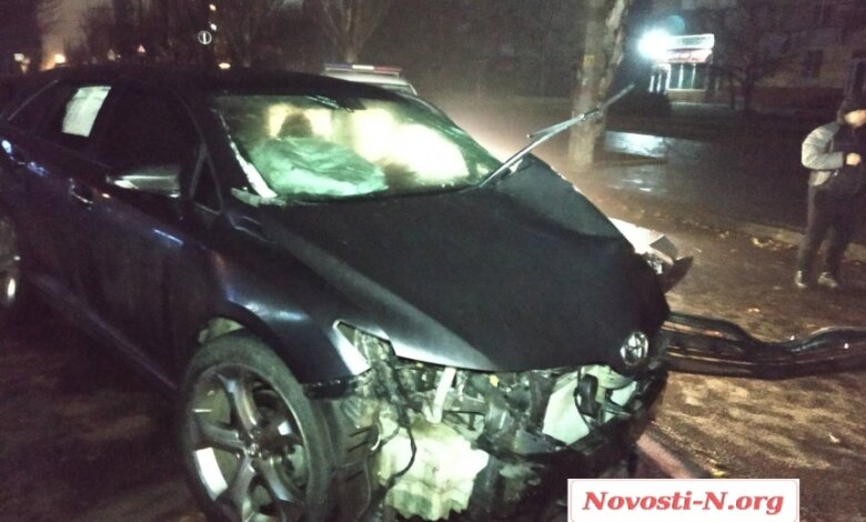 Ночью в Николаеве «Тойота» врезалась в столб - двое пострадавших, водитель "сбежал" | Корабелов.ИНФО image 1