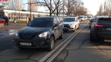 В Николаеве два пешехода с бутылкой водки попали под колеса «Черри» | Корабелов.ИНФО