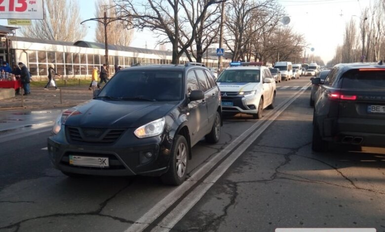 В Николаеве два пешехода с бутылкой водки попали под колеса «Черри» | Корабелов.ИНФО