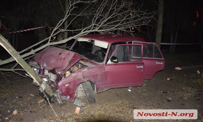 В Николаеве пьяный водитель на угнанном автомобиле слетел с дороги и врезался в дерево | Корабелов.ИНФО image 3