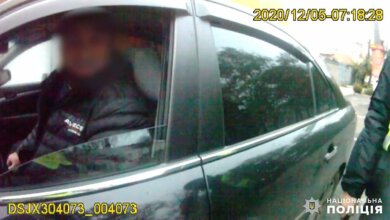 Трогать полицейского нельзя: в Николаеве задержан таксист, наехавший на ногу патрульному (видео) | Корабелов.ИНФО