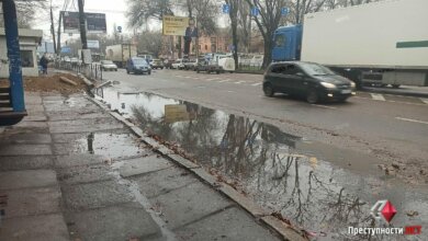 Николаевец пожаловался на лужу на автобусной остановке по направлению в Корабельный район | Корабелов.ИНФО