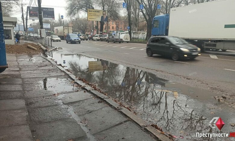Николаевец пожаловался на лужу на автобусной остановке по направлению в Корабельный район | Корабелов.ИНФО