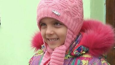 Девочку не пустили в класс, где праздновали День Святого Николая, потому что мама не сдала деньги (видео) | Корабелов.ИНФО