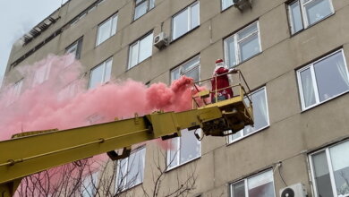 Ярко, дымно и на кране: "Нацкорпус" поздравил николаевских детишек с Днём Святого Николая | Корабелов.ИНФО image 5