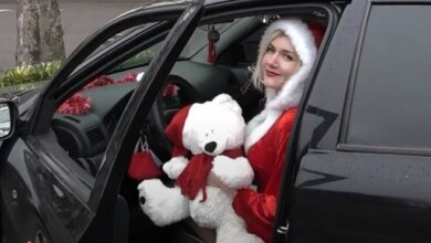 По Николаеву разъезжает новогоднее такси с «подругой Санты» за рулем (видео) | Корабелов.ИНФО