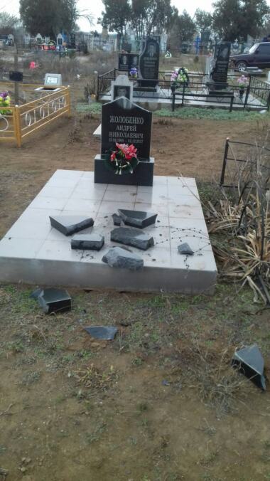 Вандалы разрушили около 50 памятников на сельском кладбище в Витовском районе (видео) | Корабелов.ИНФО image 2