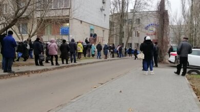 «Люди, ожидая очереди, стоят на улице», - о том, как жители Корабельного района сдают тесты на COVID-19 | Корабелов.ИНФО