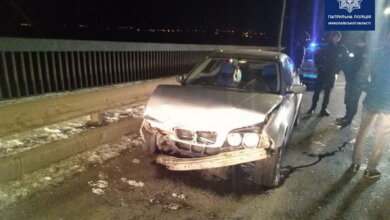 Ночью в Николаеве пьяный водитель «БМВ», убегая от полиции, врезался в ограждение моста | Корабелов.ИНФО image 2